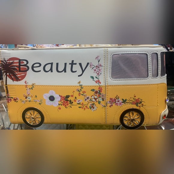 Big Bus Beauty Handbag 🚌 - Picture 2 of 6
